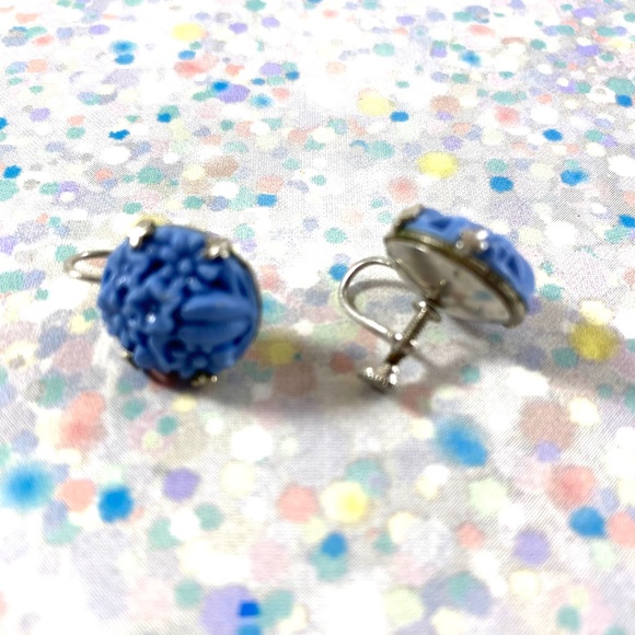 Carved Periwinkle resin screw back vintage earring - Picture 2 of 3